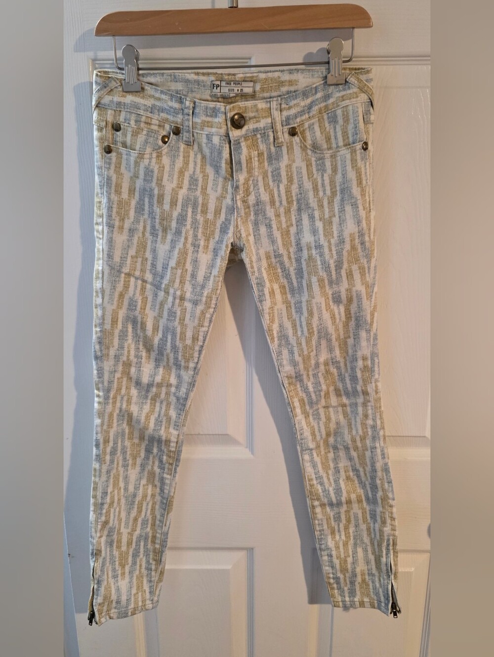 Free People Ivory Ikat Printed Skinny Jeans Size small 25